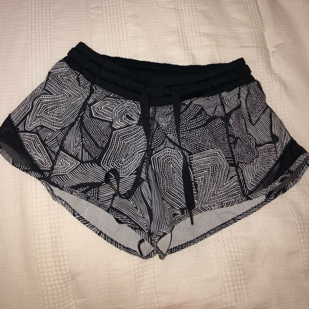 Lululemon hotty hot size 4 black and white shorts
